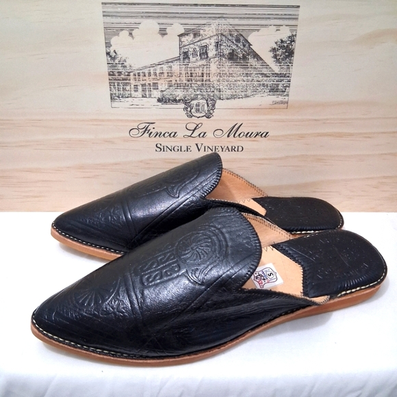 Moroccan Slippers Black Leather Hamsa Embossed Slides Pointed Toe EU 42 US 10 - Picture 1 of 14
